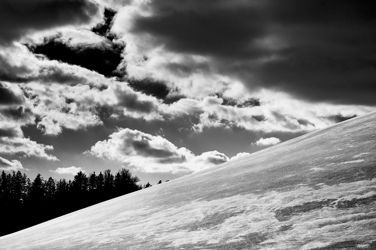 Schwarze Woken, weißer Schnee