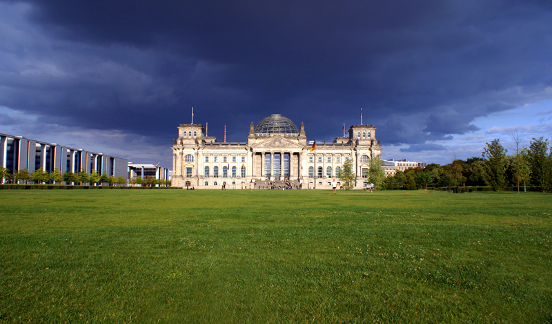 Schwarze Wolke überdeckt Reichstag