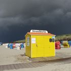 Schwarze Wolken bedrohen die Insel