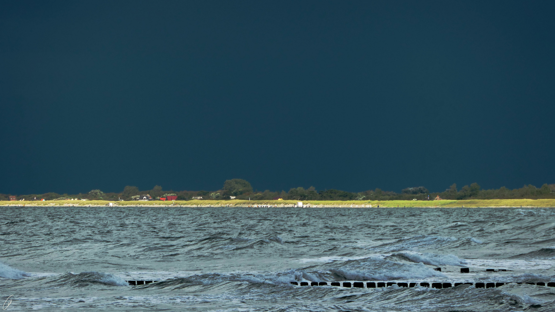 Schwarze Wolken, leuchtender Strand