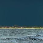 Schwarze Wolken, leuchtender Strand