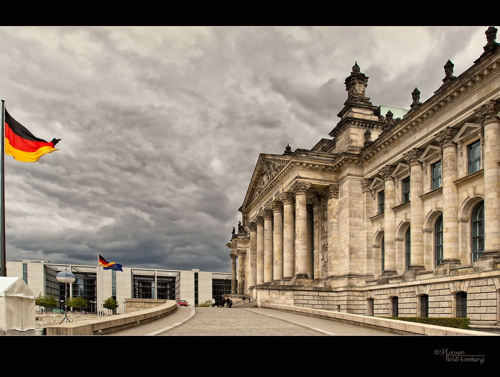 schwarze Wolken über dem Reichstagsgebäude
