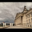 schwarze Wolken über dem Reichstagsgebäude