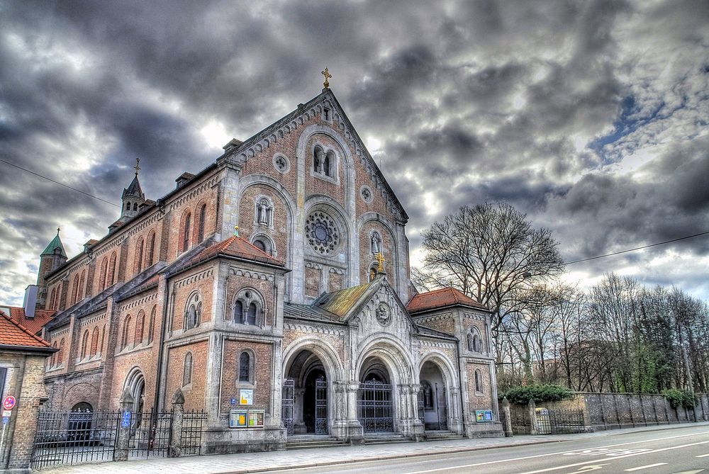 Schwarze Wolken über der katholischen Kirche