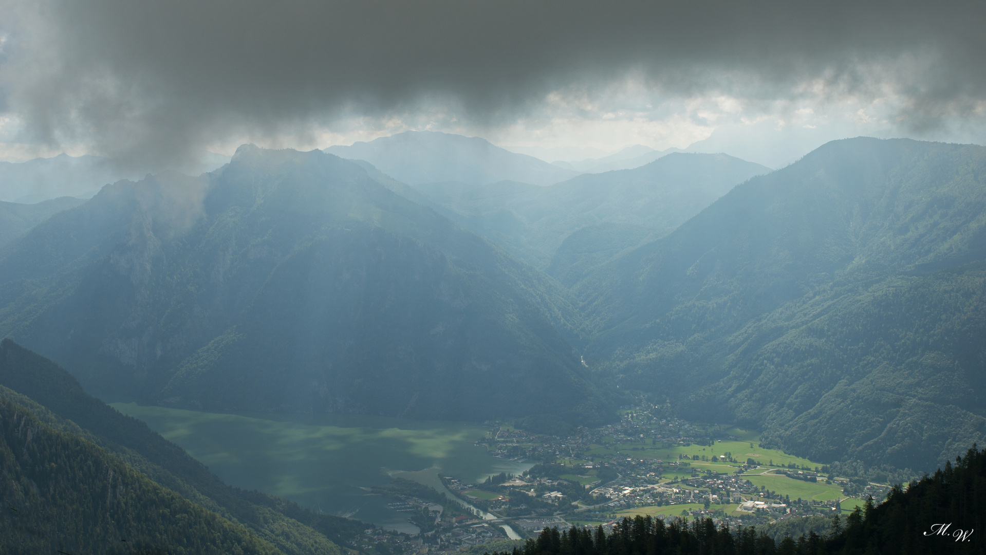 schwarze Wolken über Ebensee