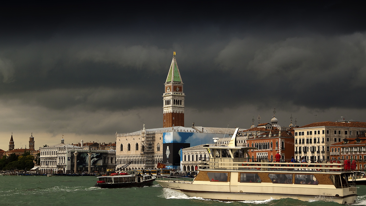 Schwarze Wolken über Venedig