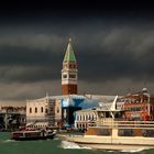 Schwarze Wolken über Venedig