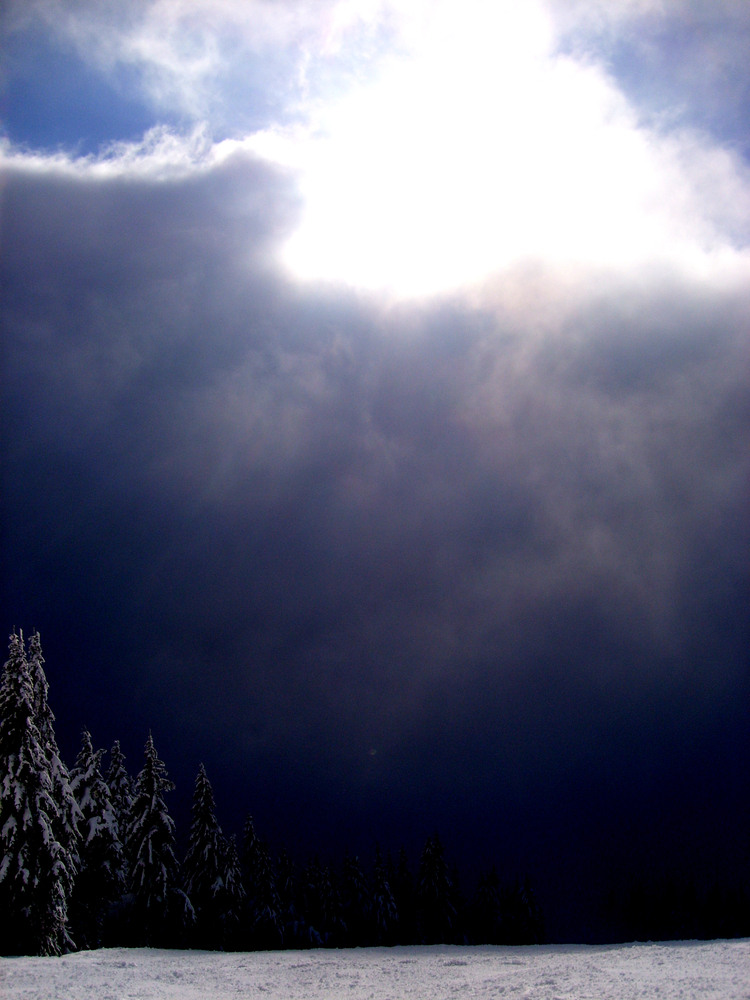 Schwarze Wolken verdecken die Sonne