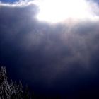 Schwarze Wolken verdecken die Sonne