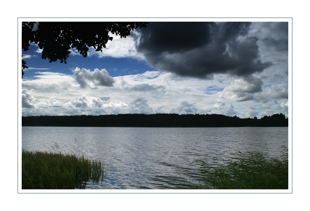 Schwarze Wolken ziehen über'n See