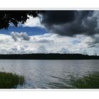 Schwarze Wolken ziehen über'n See