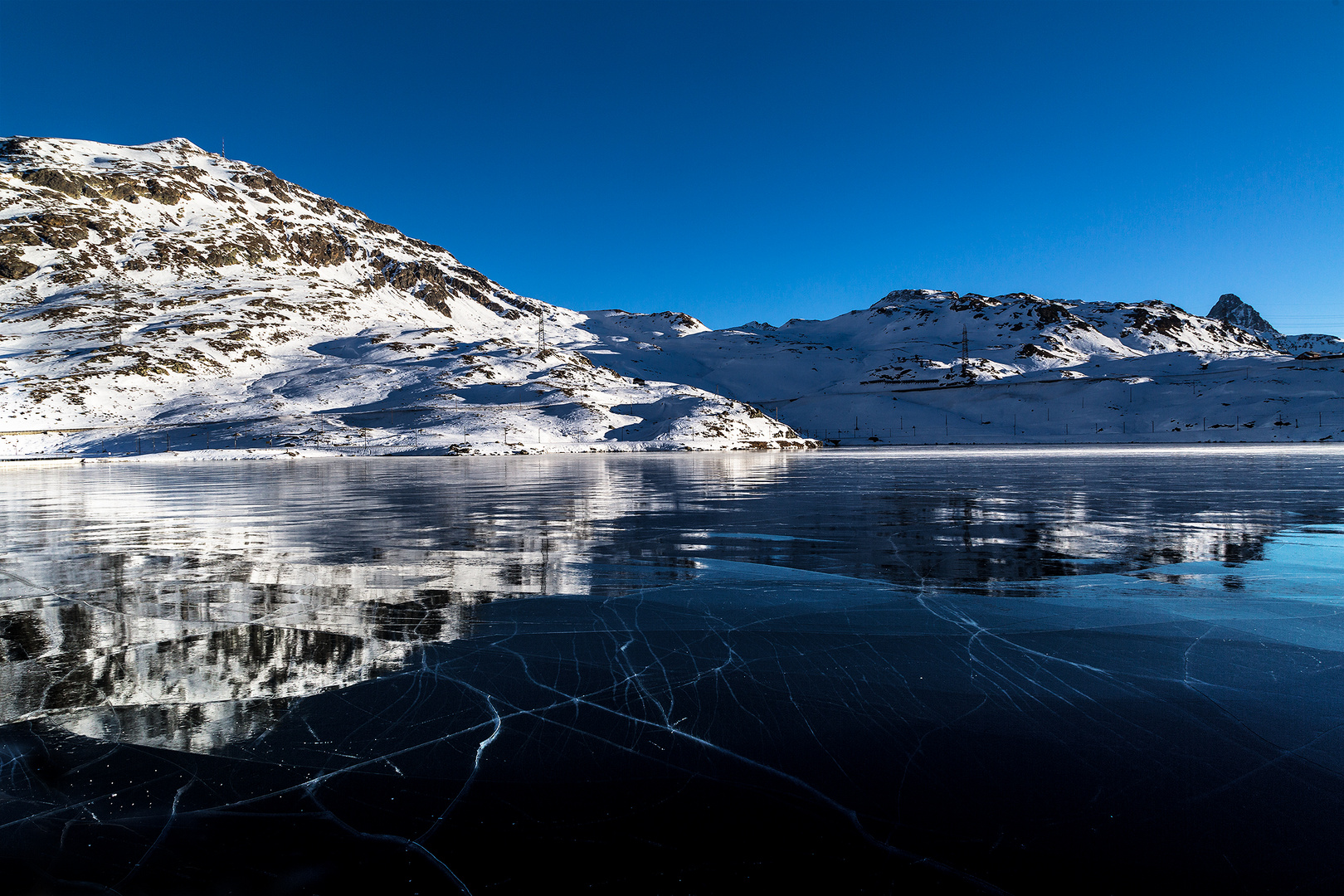 Schwarzeis am Lago Bianco, morgens kurz nach Sonnenaufgang