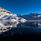 Schwarzeis am Lago Bianco, morgens kurz nach Sonnenaufgang