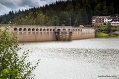 Schwarzenbachtalsperre mit Staumauer