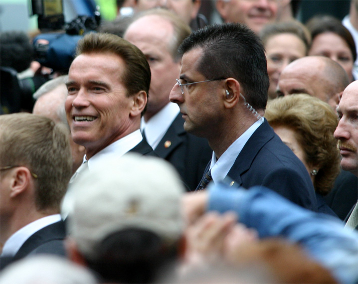 Schwarzenegger mit Bodyguard