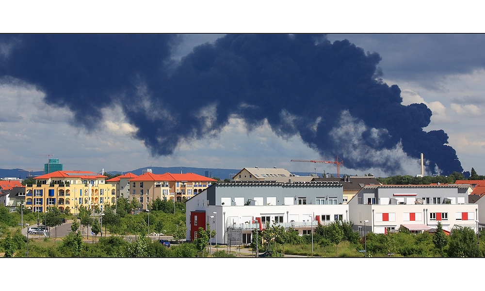 Schwarzer Himmel über Ludwigshafen am Rhein