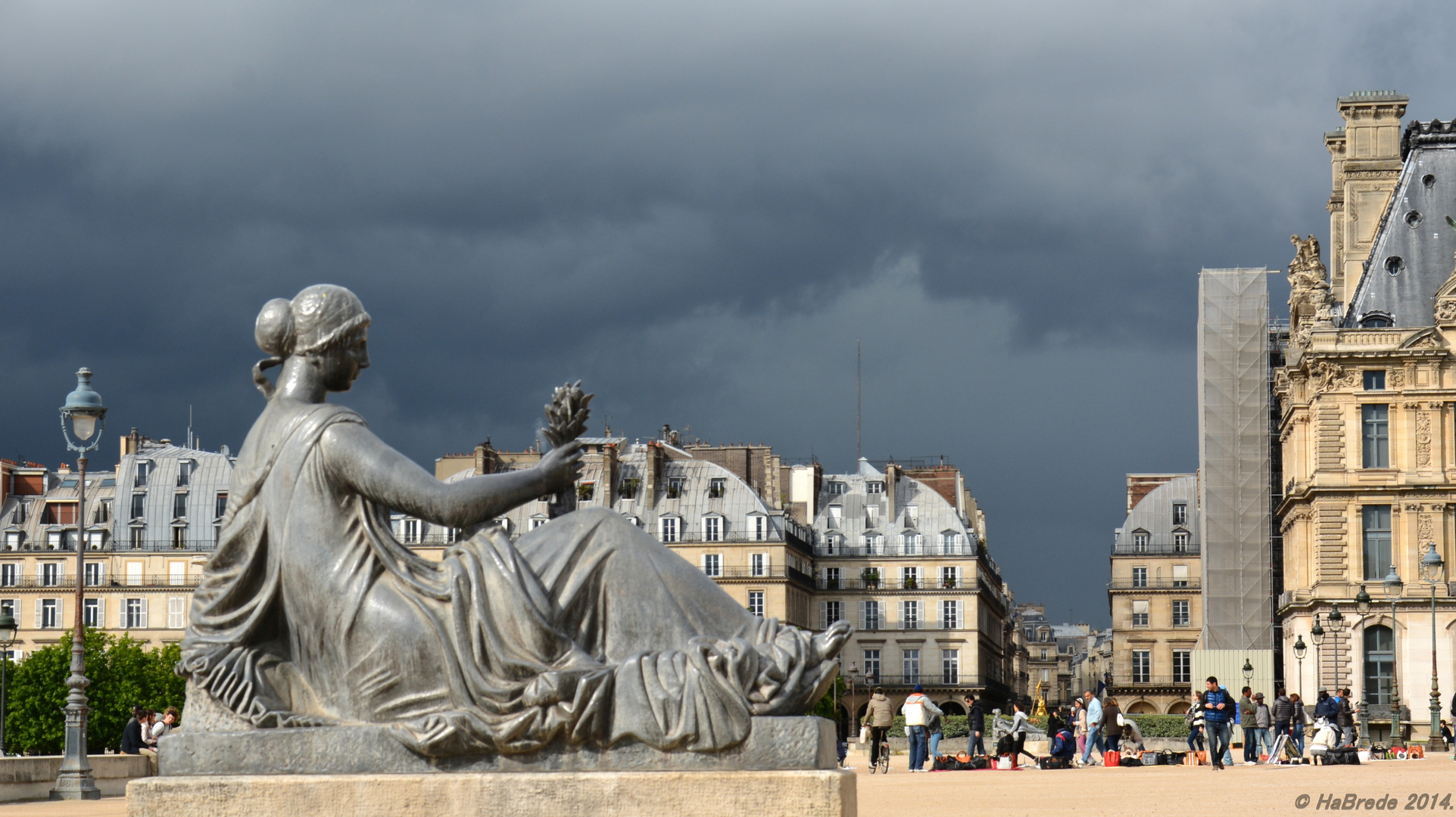 Schwarzer Himmel über Paris