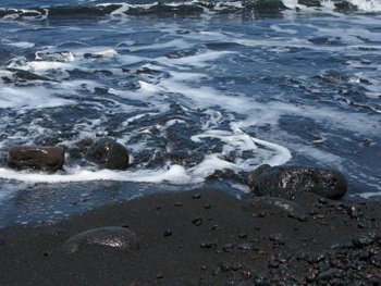 Schwarzer Lava-Strand