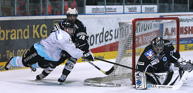 Schwarzer Puck vor schwarzem Trikot