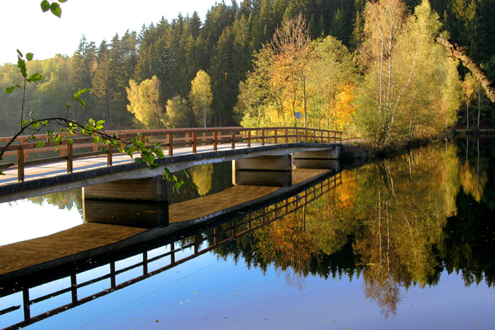 schwarzer regen mit brücke