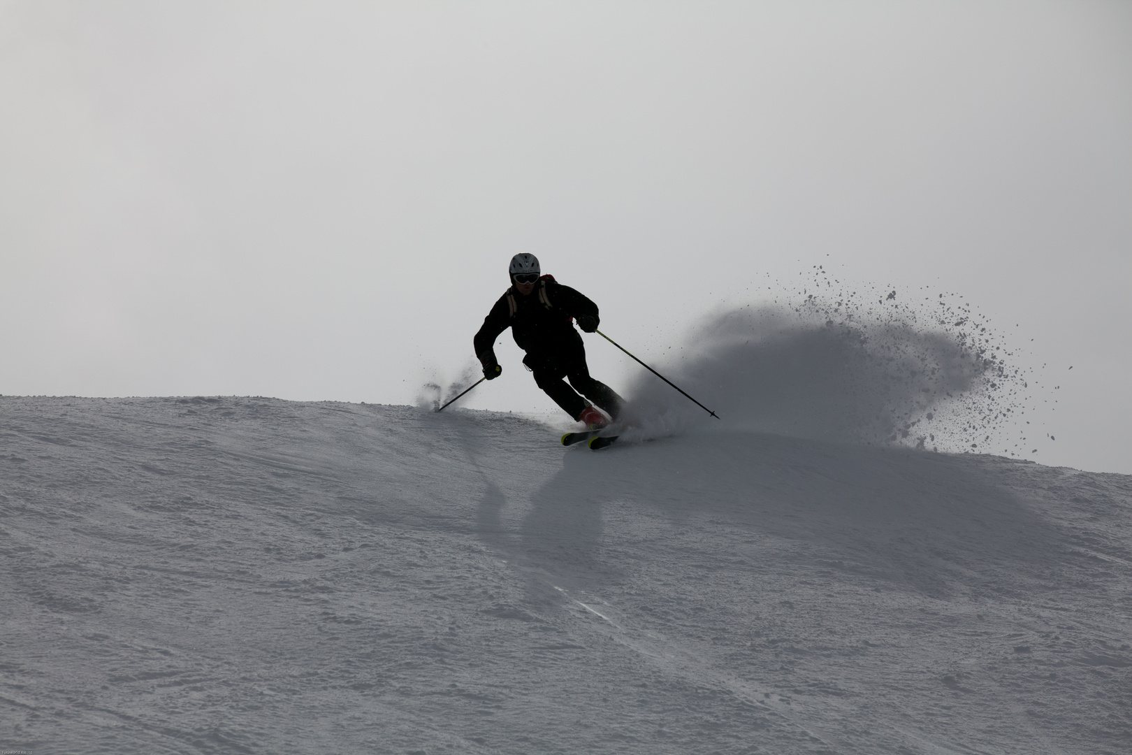 schwarzer reiter auf einer schwarzen piste