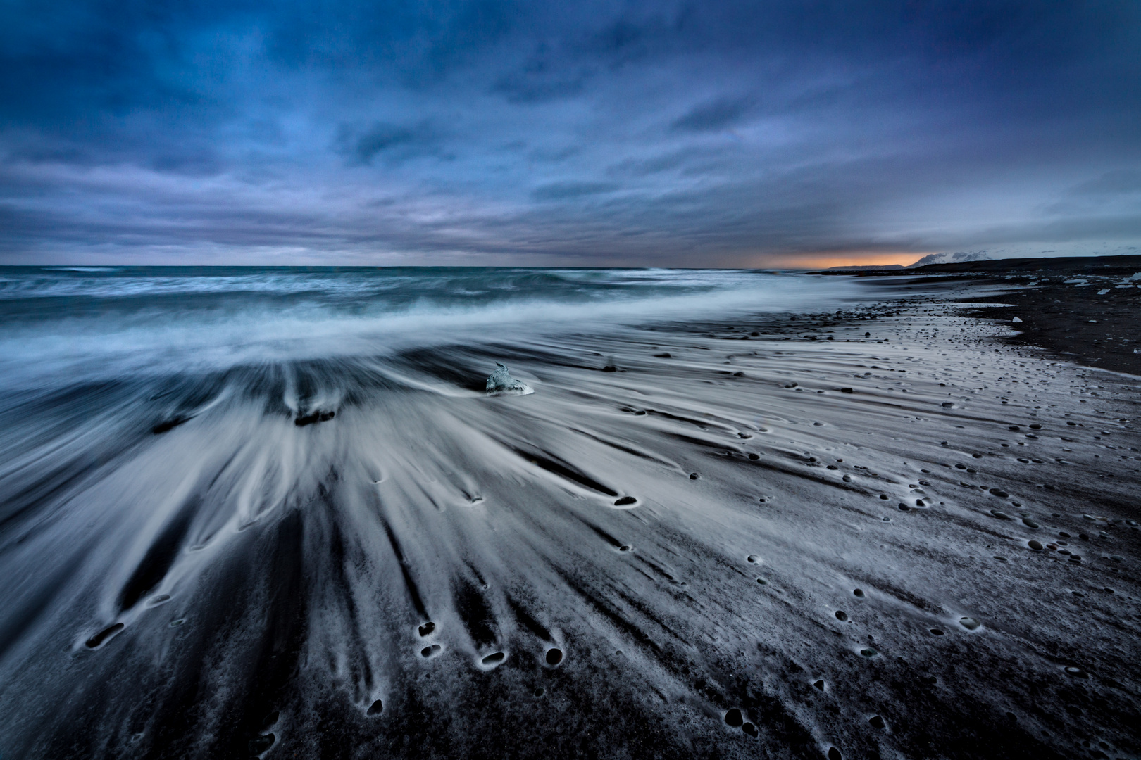 Schwarzer Strand am Jökulsárlón