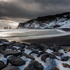 Schwarzer Strand im Winter