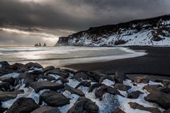 Schwarzer Strand im Winter