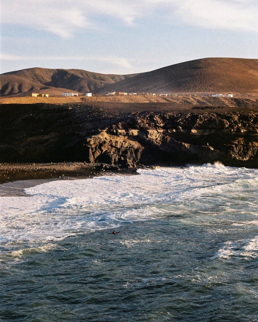 Schwarzer Strand in Ajuy, Fuerteventura: ein einsamer Surfer