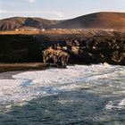 Schwarzer Strand in Ajuy, Fuerteventura: ein einsamer Surfer