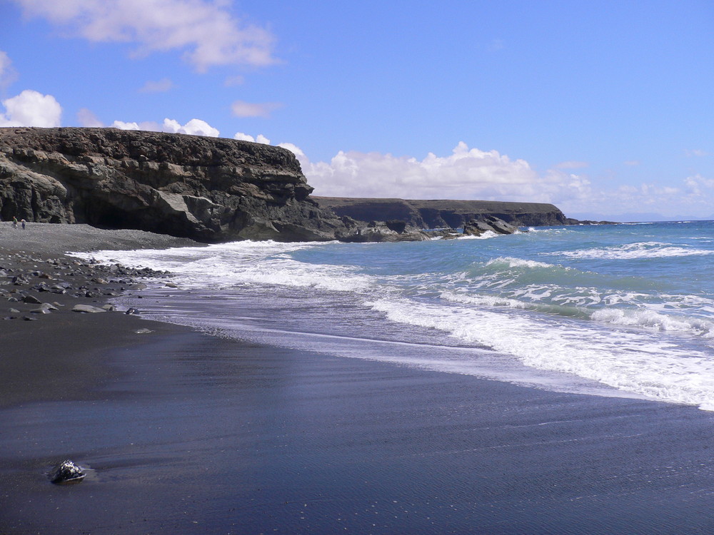 Schwarzer Strand mit Felsen