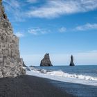 Schwarzer Strand und Basaltfelsen