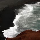 Schwarzer Strand und weisse Gischt