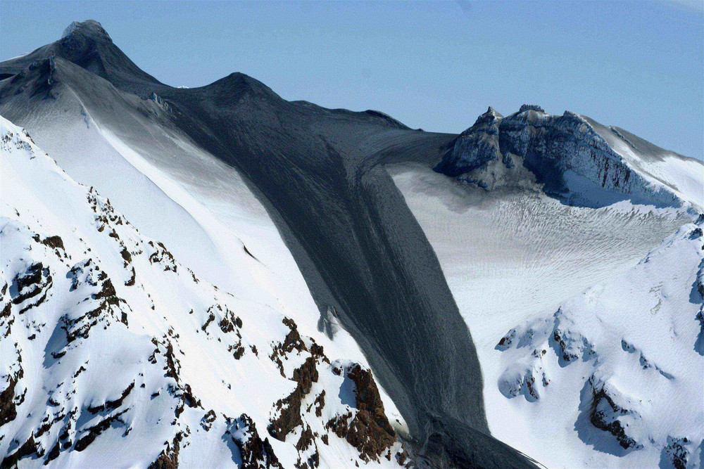 Schwarzer Strom im Schnee