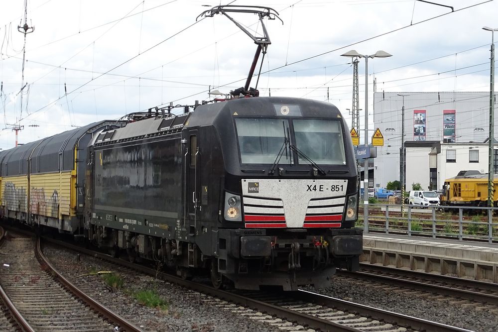 schwarzer Vectron im Bahnhof Neuwied 