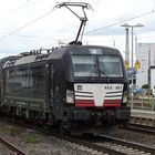 schwarzer Vectron im Bahnhof Neuwied 