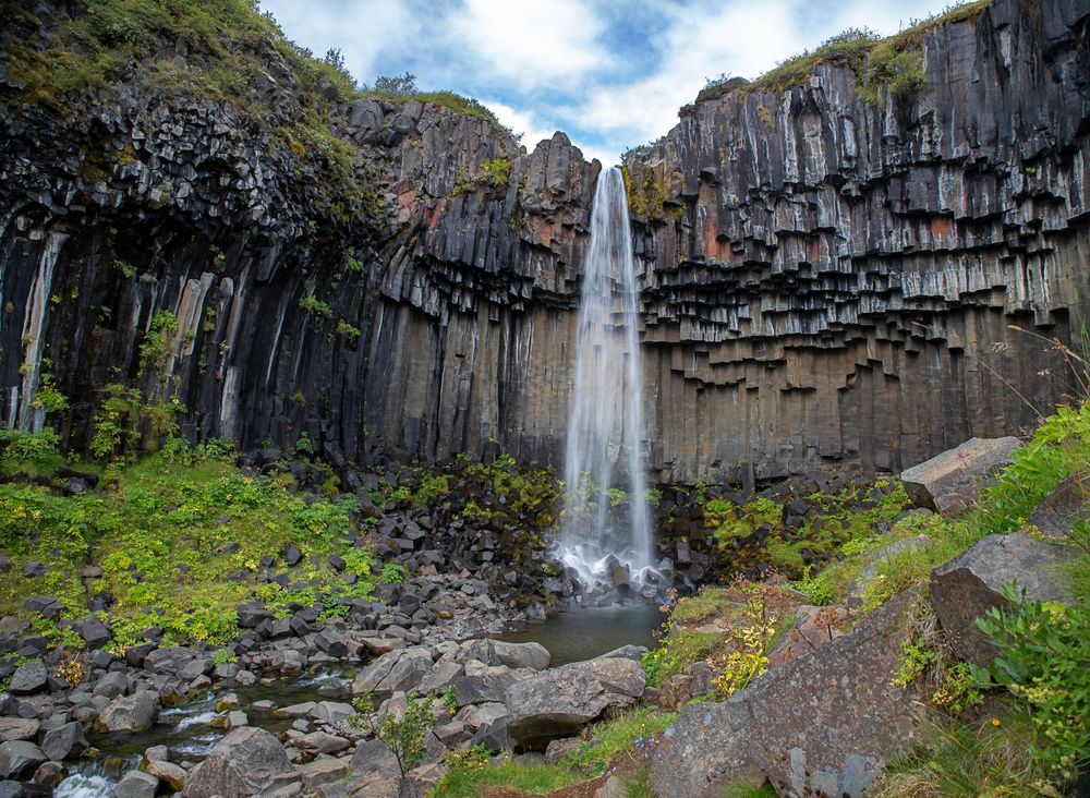 Schwarzer Wasserfall