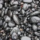 Schwarzes Lavagestein am Strand von Reynisfjara