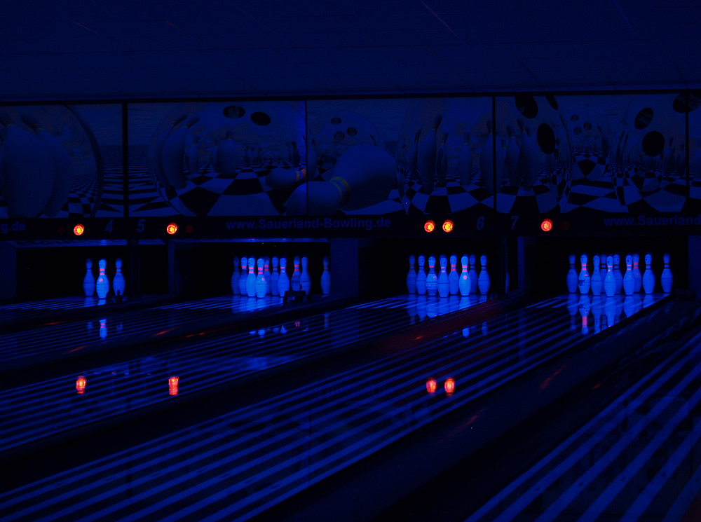 Schwarzlicht-Bowling