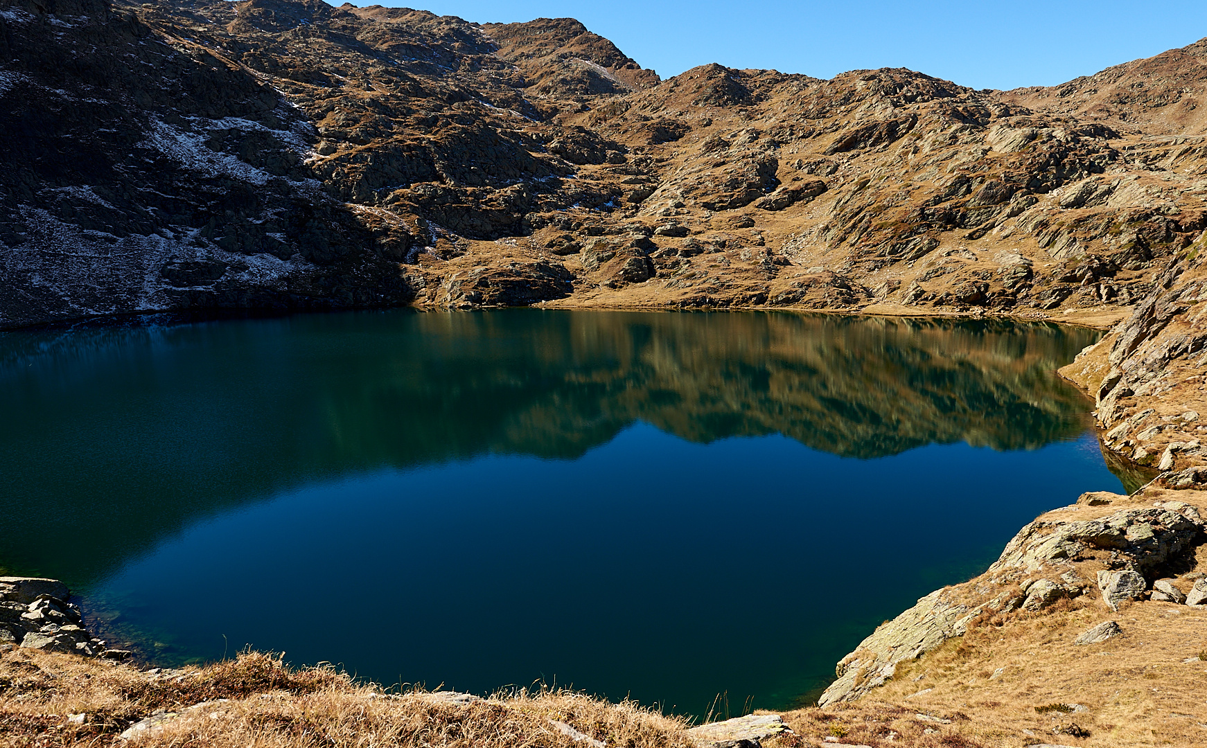 Schwarzsee, er liegt auf (2.455 m) Osttirol, da der See, sehr dunkel ist, kommt das Himmelsblau...