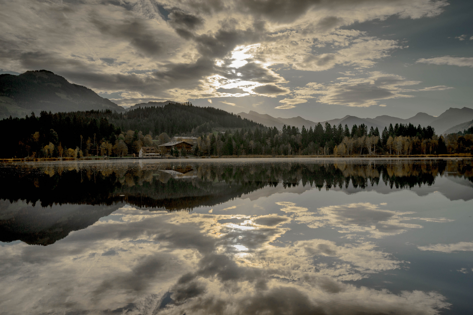 Schwarzsee im Licht der ersten Sonnenstrahlen