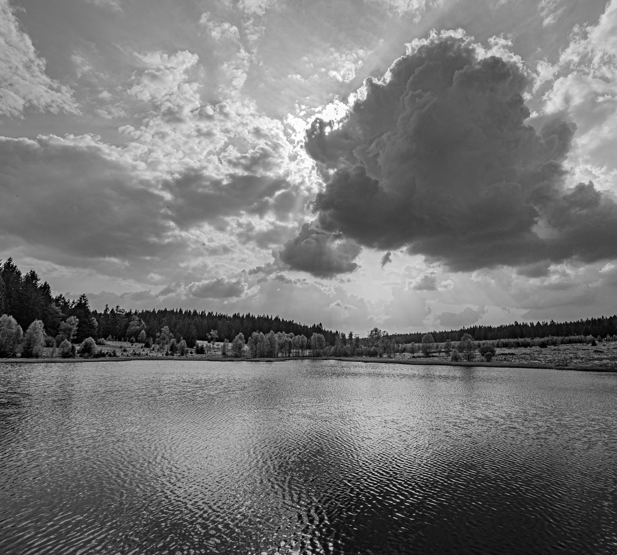 Schwarzsee mit verdeckter Sonne