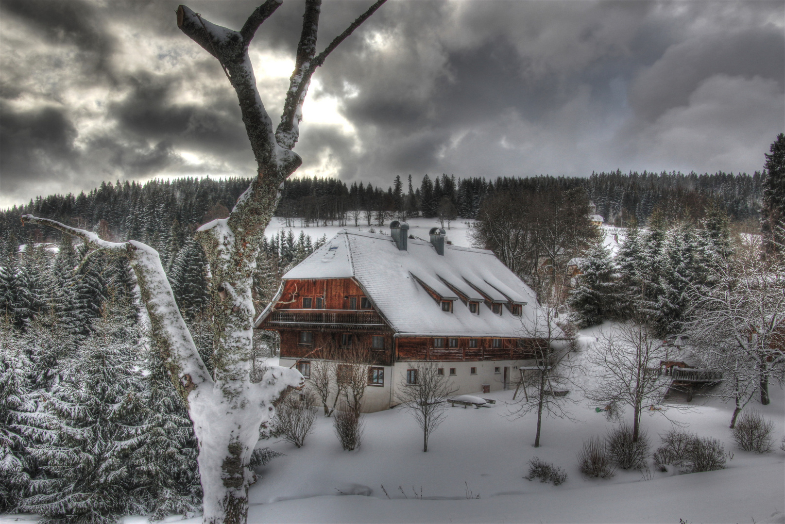 Schwarzwaldhaus-Winterzauber in Altglashütten:  HDR