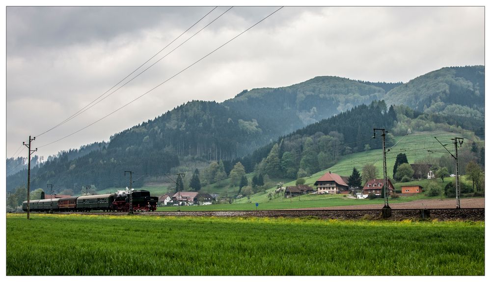 Schwarzwaldlandschaft mit Dampfzug mit fast ohne Dampf