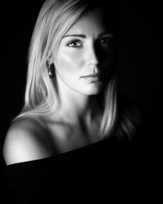 Schwarzweiß-Portrait – Ausdrucksstarkes Charakterfoto mit stimmungsvoll Licht