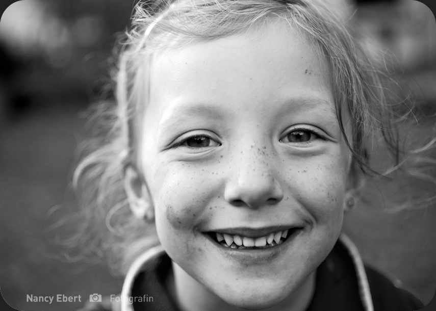 Schwarzweiss Portrait von lachendem Mädchen