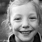Schwarzweiss Portrait von lachendem Mädchen