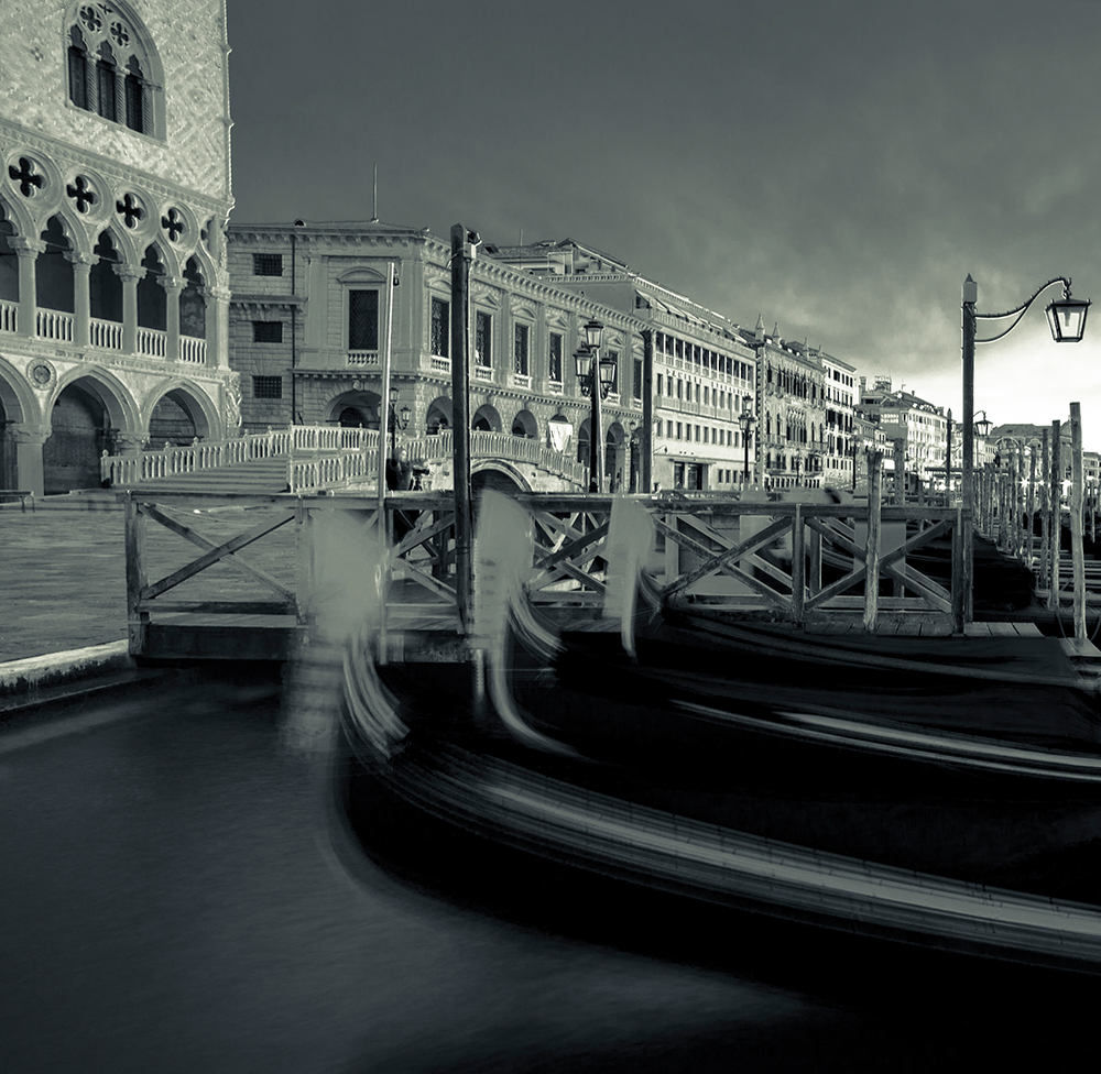 Schwarzweiss-Spielerei beim Dogenpalast - Venedig