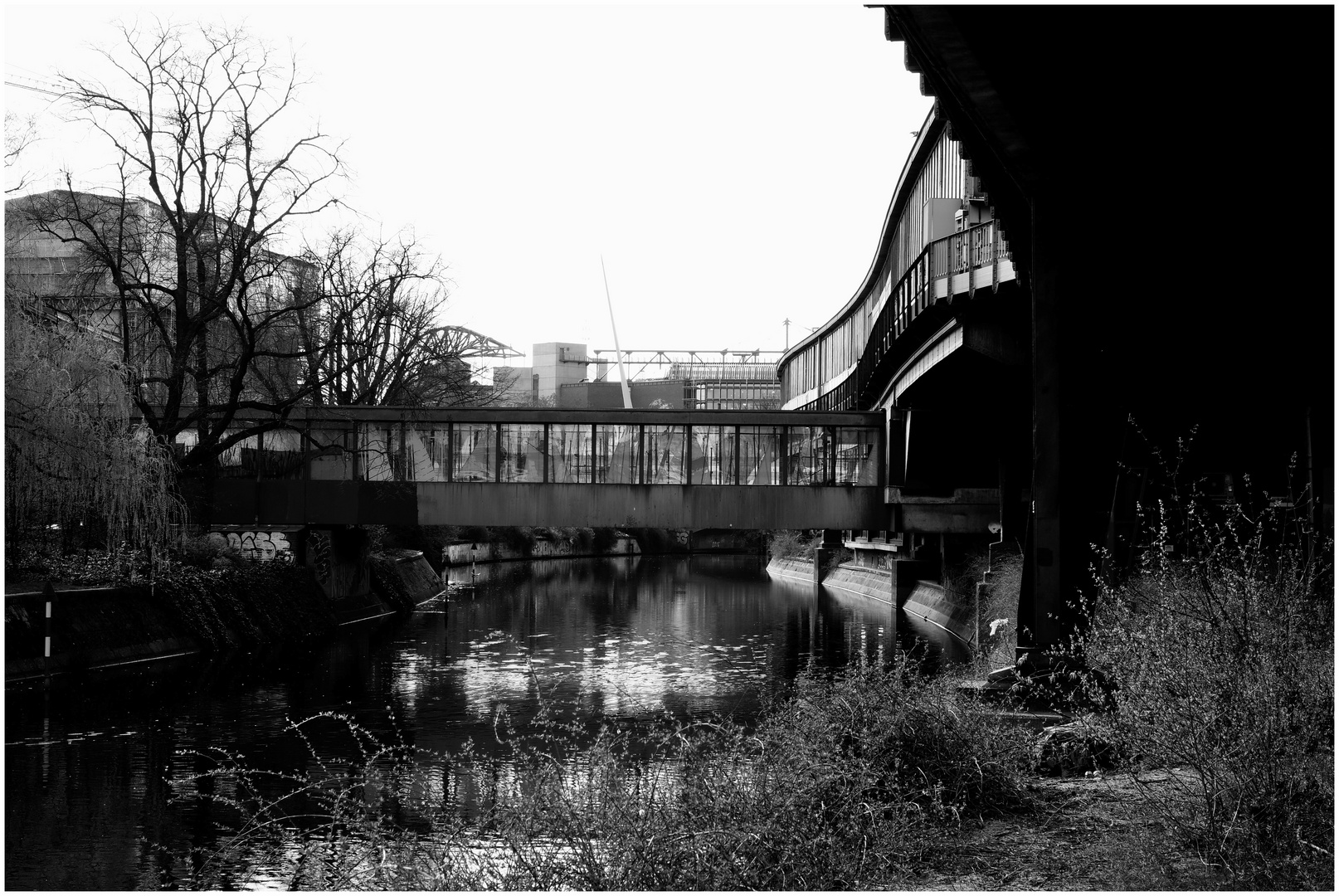 Schwarzweiße Brillanz Foto &amp; Bild | architektur, straßen &amp; brücken, bus ...