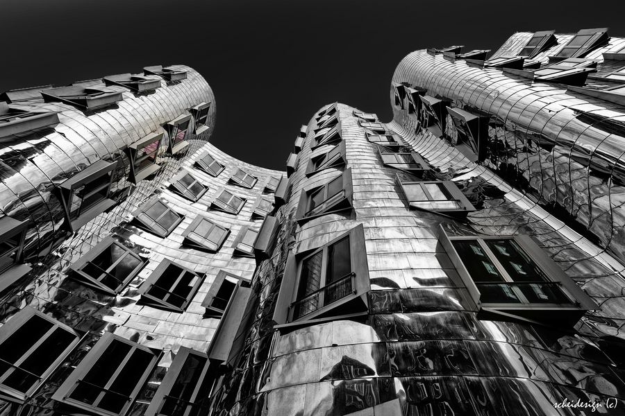 "Schwarzweiße Spiegelungen in der Geryfassade"